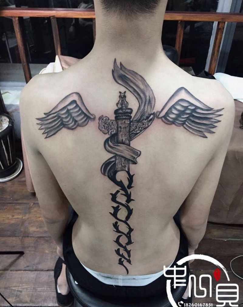 嘴炮同款纹身图片_背部纹身图案