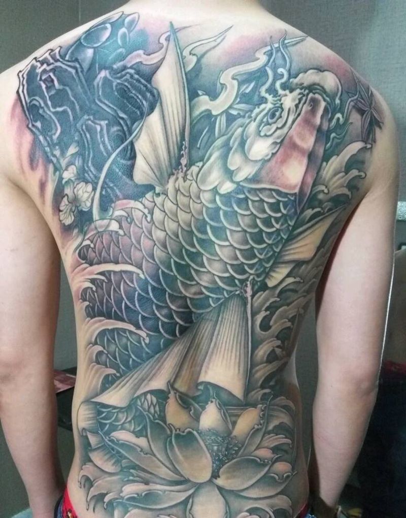 满背鲤鱼纹身图片_背部传统原创成品纹身图案