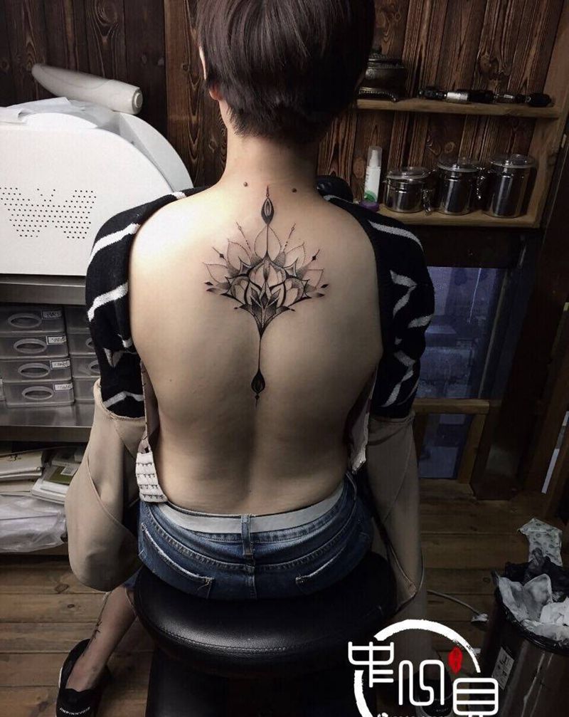 点刺纹身图片_背部纹身图案