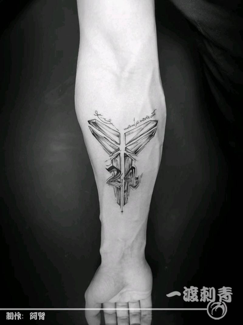 黑曼巴纹身图片_手臂点刺纹身图案