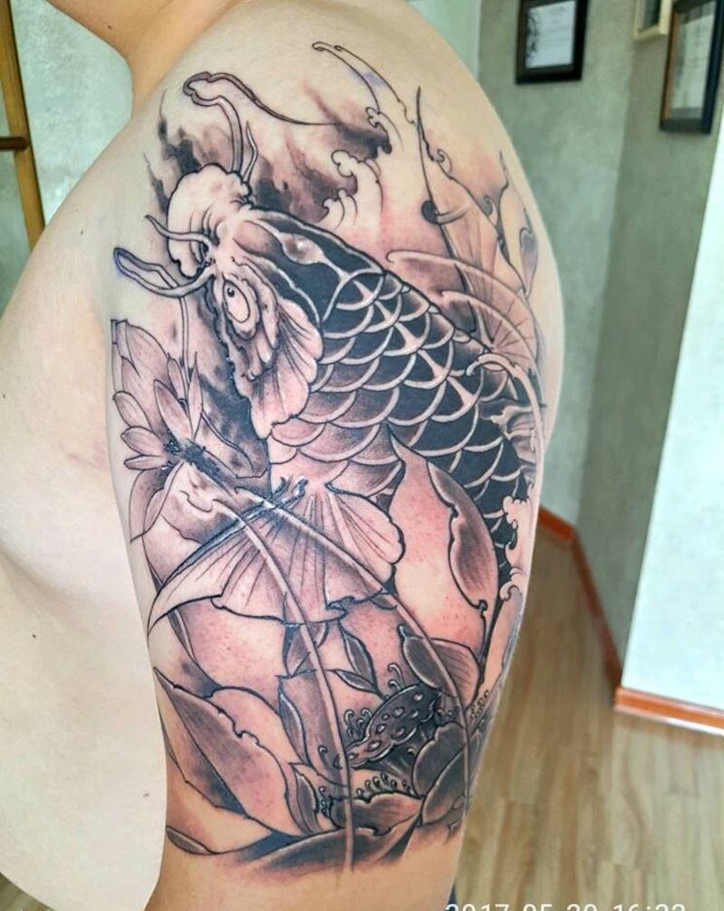 大臂鲤鱼纹身图片_肩部传统动物纹身图案