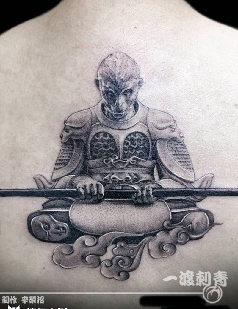 悟空纹身图片_背部点刺欧美写实纹身图案
