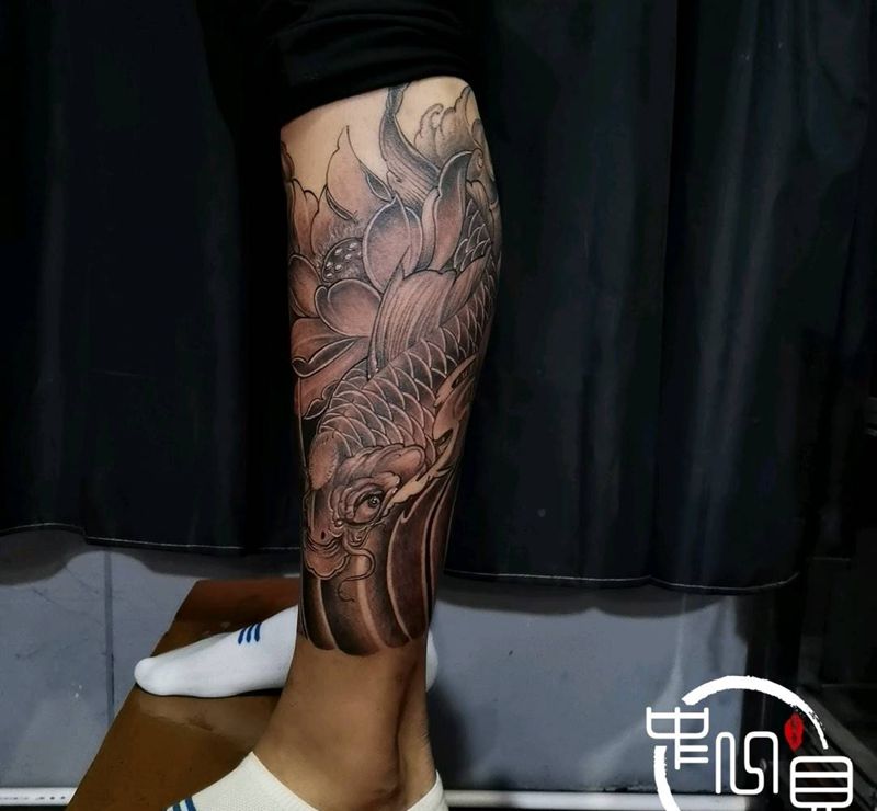 鱼纹身图片_腿部纹身图案