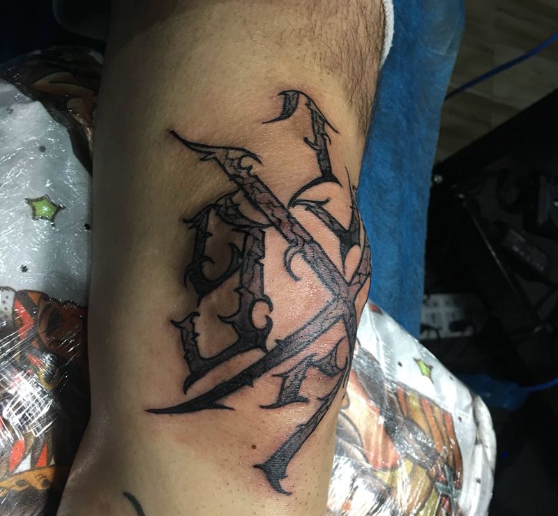 膝盖花体字1977纹身图片