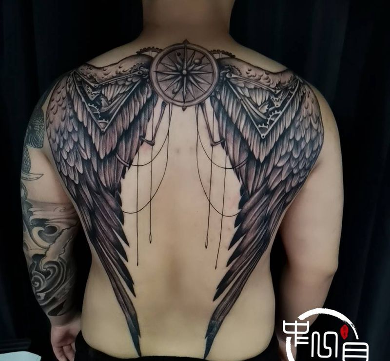 翅膀纹身图片_背部纹身图案