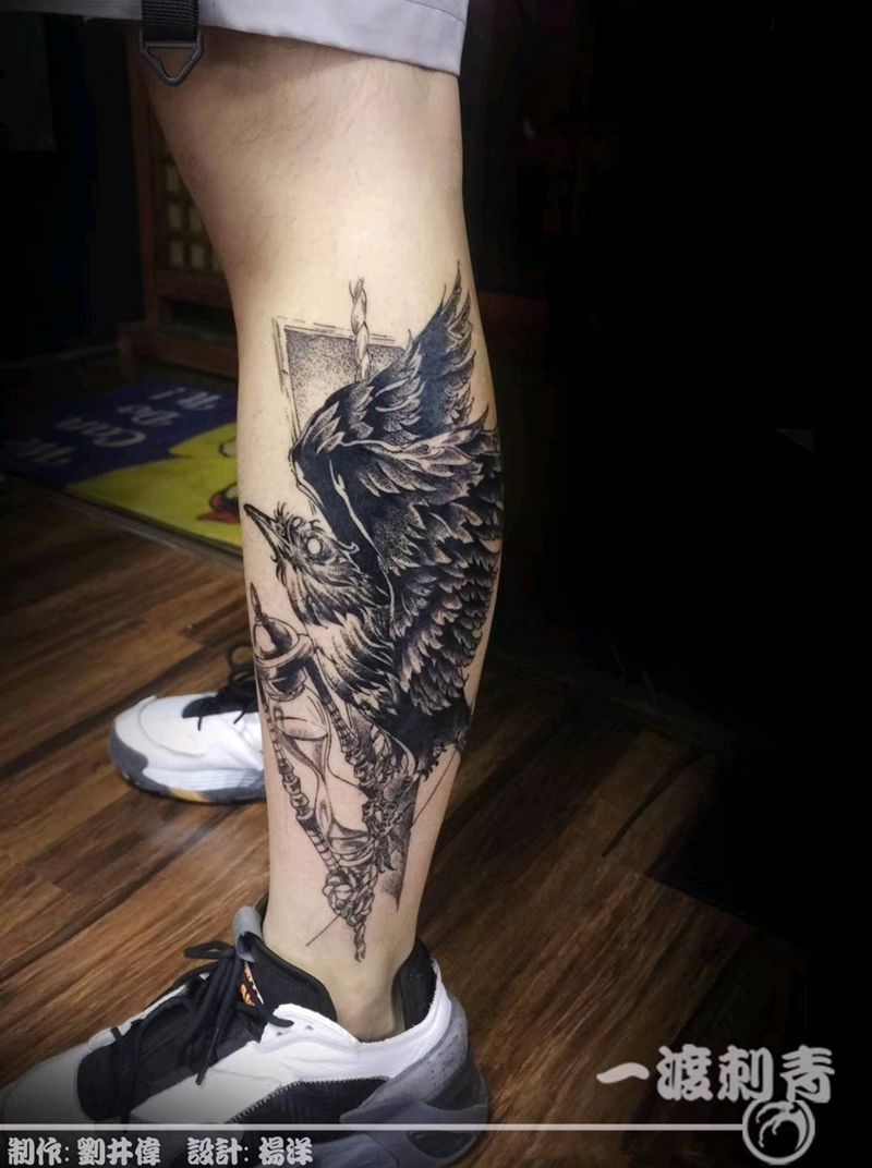 乌鸦与沙漏纹身图片_脚部点刺纹身图案