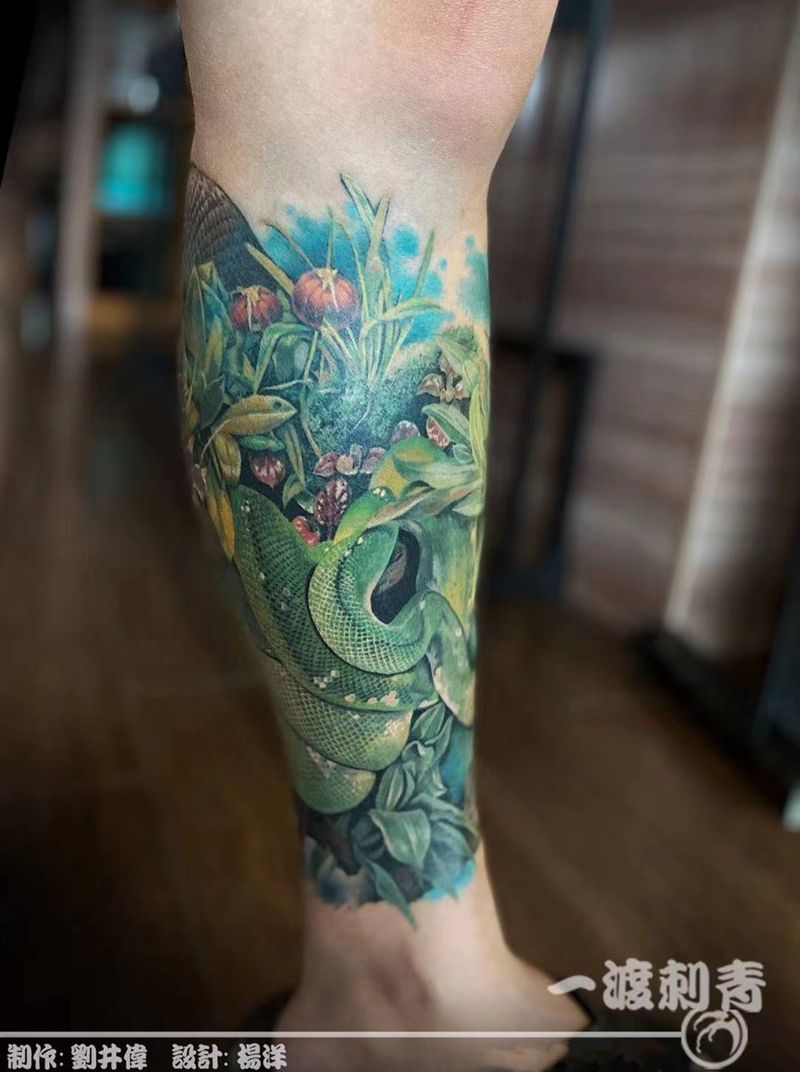 蛇纹身图片_腿部欧美写实纹身图案