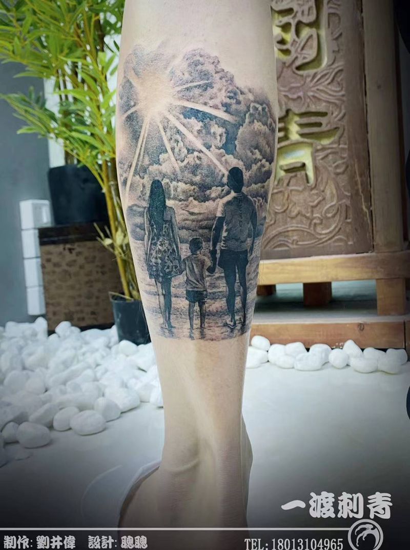 一家纹身图片_腿部欧美写实纹身图案
