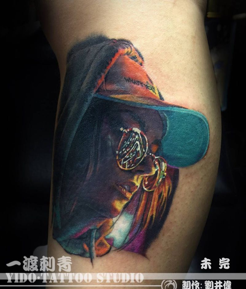 阳光少女纹身图片_腿部脚部欧美写实纹身图案