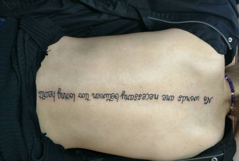 后背英文纹身图片