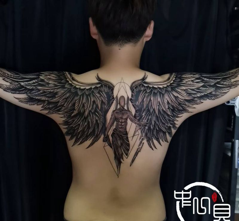 翅膀纹身图片_手臂背部纹身图案