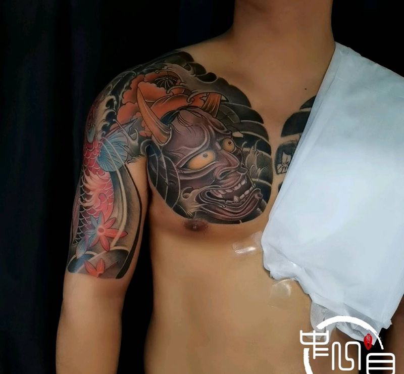 般若与锦鲤纹身图片_手臂胸部纹身图案