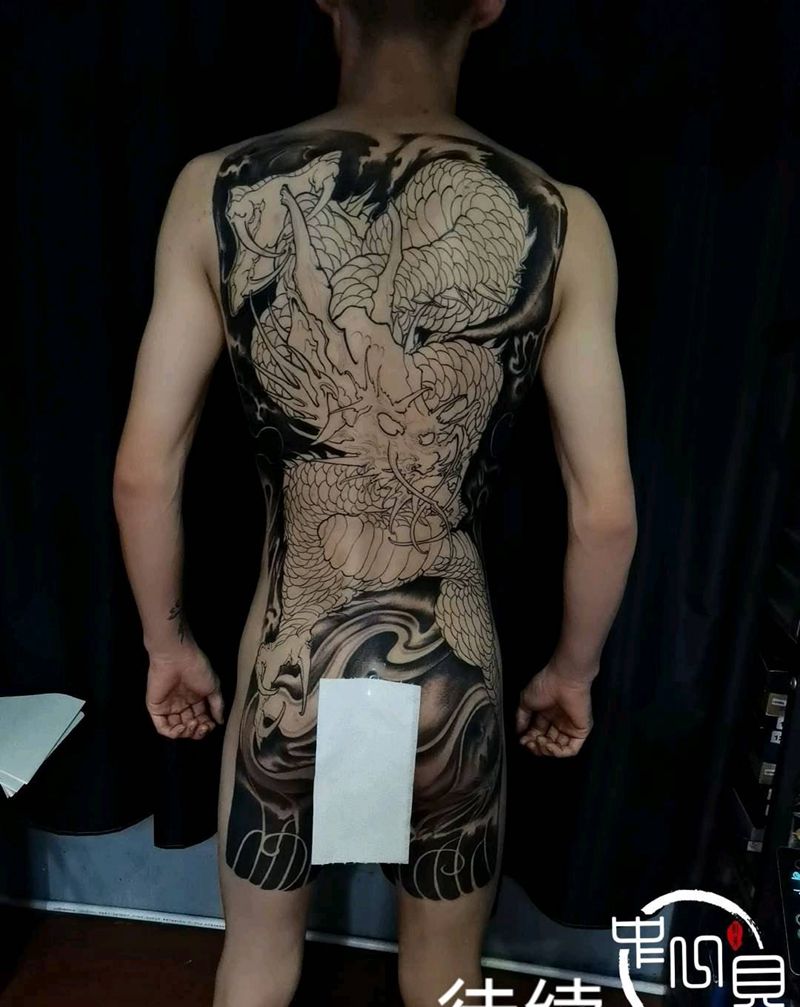 待续纹身图片_背部纹身图案