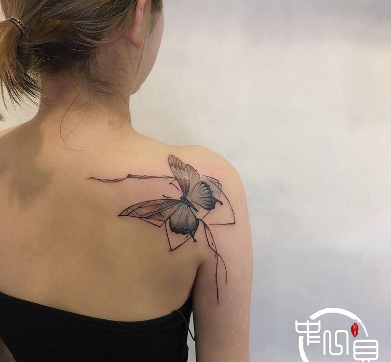 蝶纹身图片_肩部纹身图案
