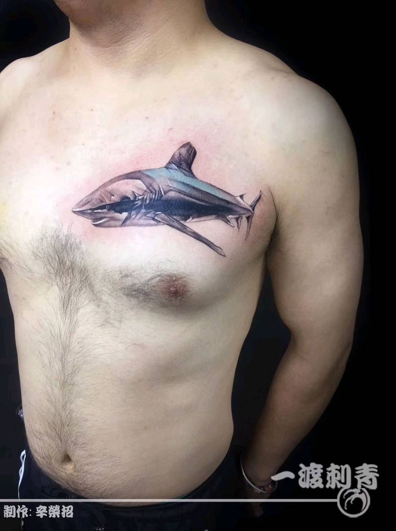 鲨鱼纹身图片_胸部欧美写实纹身图案