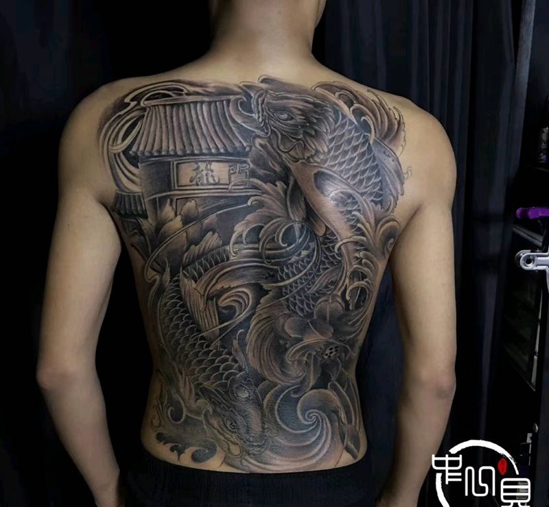 鱼跃龙门纹身图片_背部纹身图案