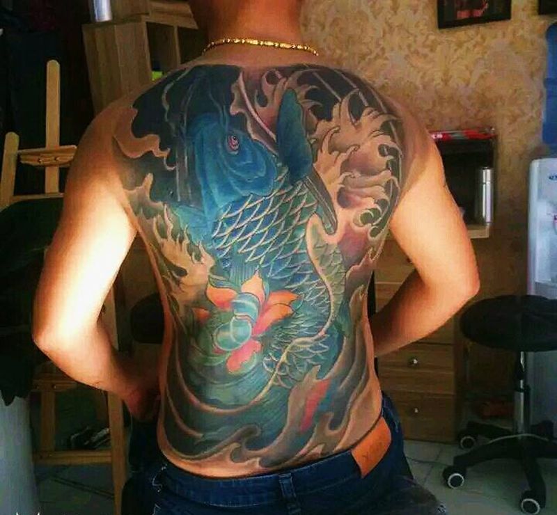 后背鲤鱼遮盖纹身纹身图片