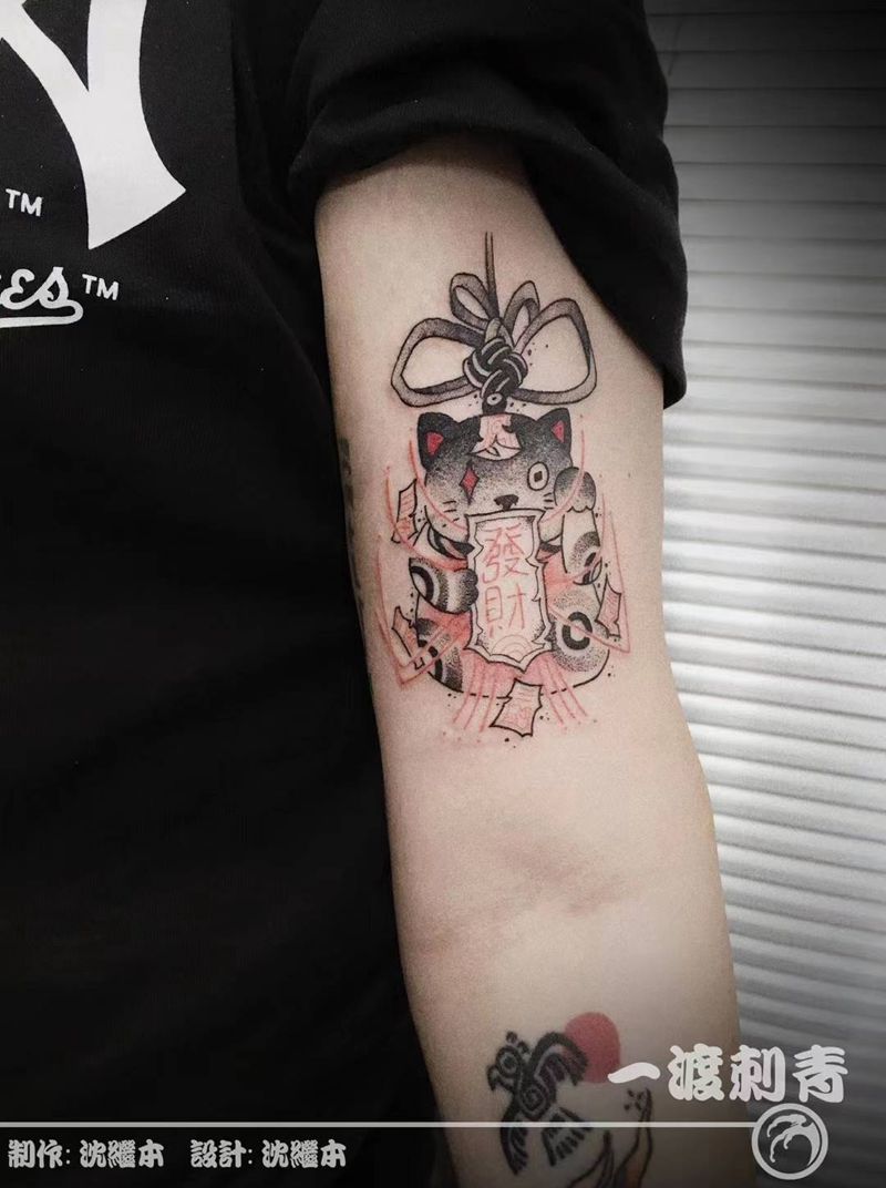 招财猫纹身图片_手臂点刺纹身图案