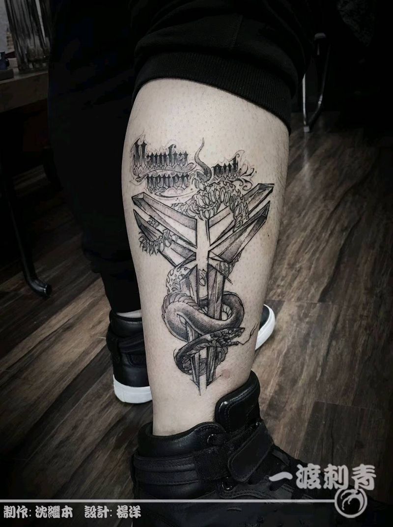 黑曼巴纹身图片_手臂点刺纹身图案