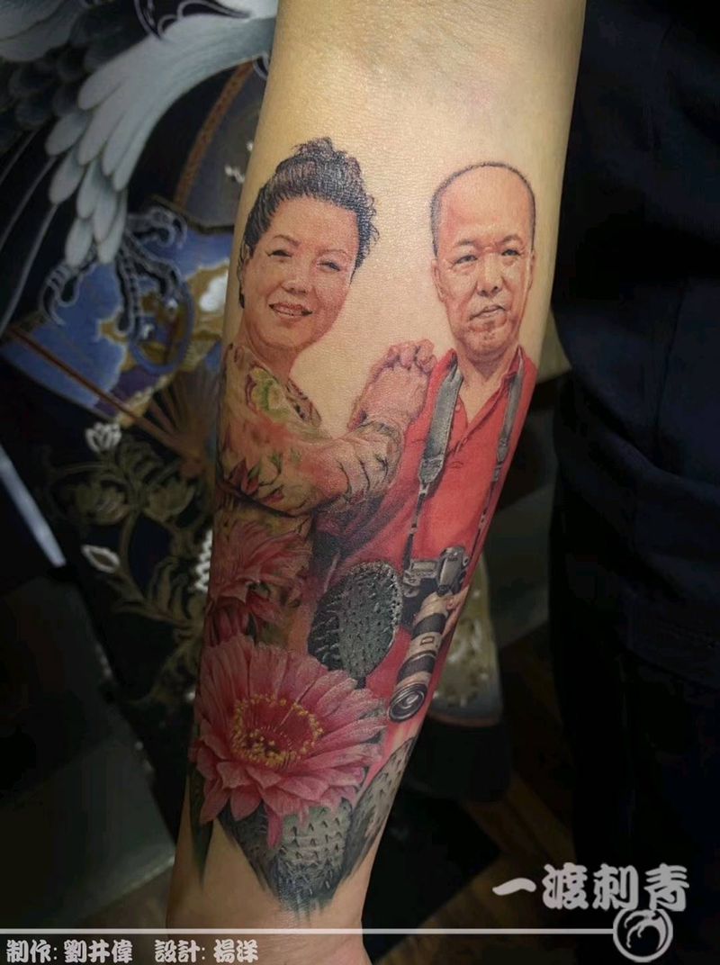 家人肖像纹身图片_手臂欧美写实纹身图案