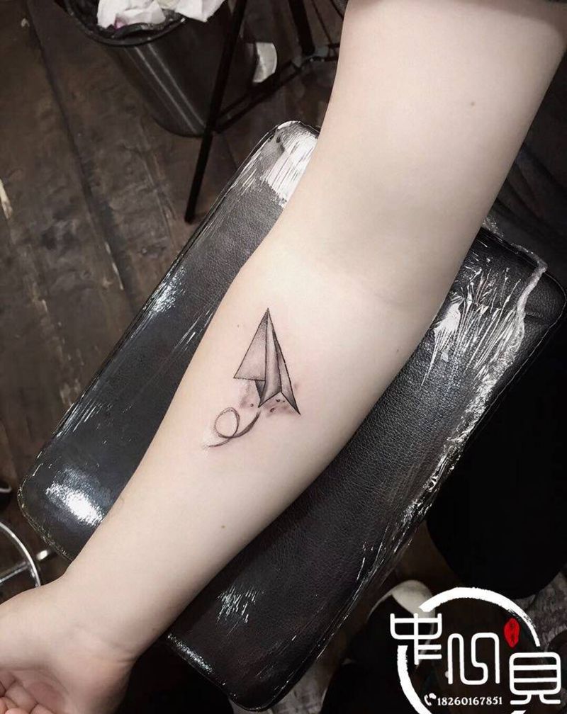 纸飞机纹身图片_手臂纹身图案