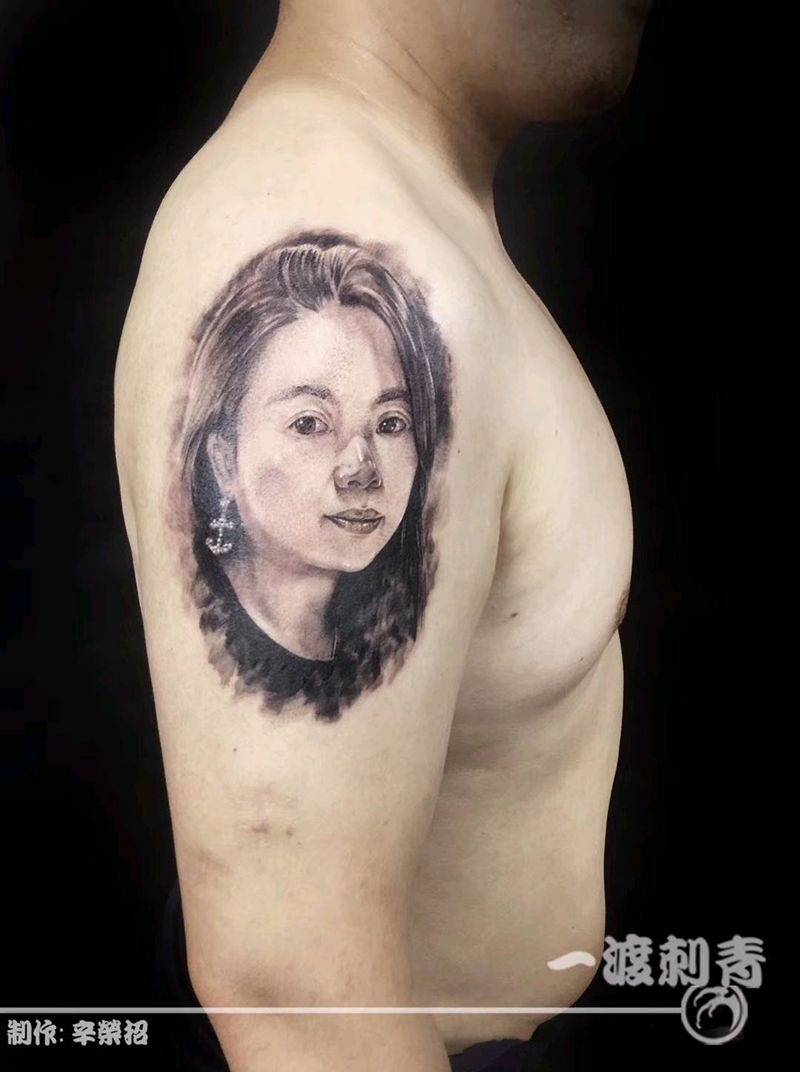 大臂肖像纹身图片_手臂欧美写实纹身图案