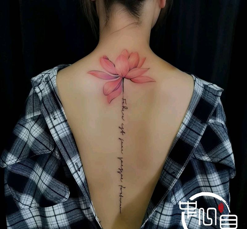 莲纹身图片_背部水彩纹身图案