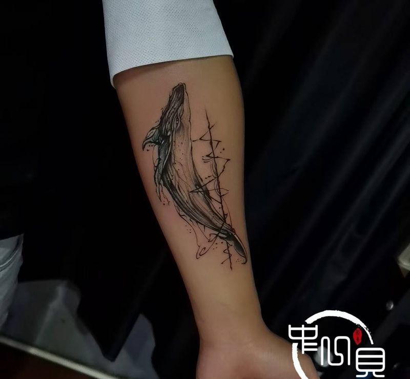鲸纹身图片_手臂水墨纹身图案