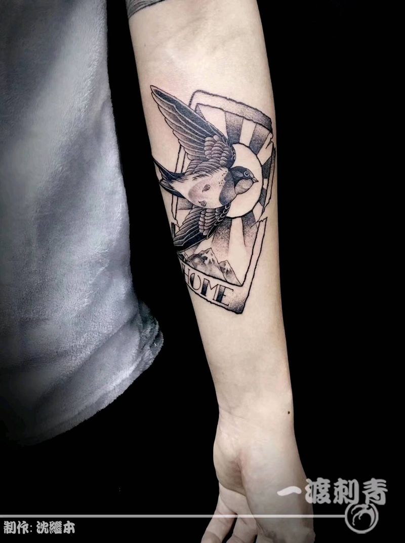 燕子纹身图片_手臂点刺纹身图案