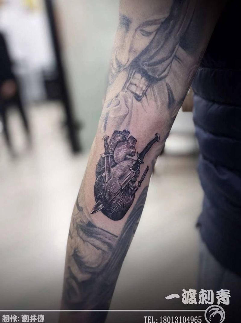 扎心纹身图片_手臂欧美写实纹身图案