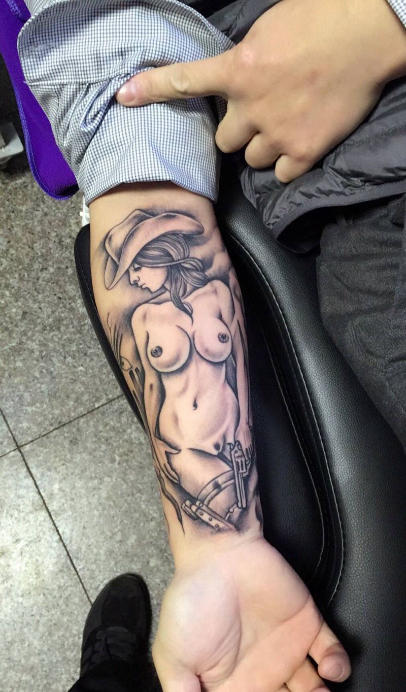 大波美女纹身图片