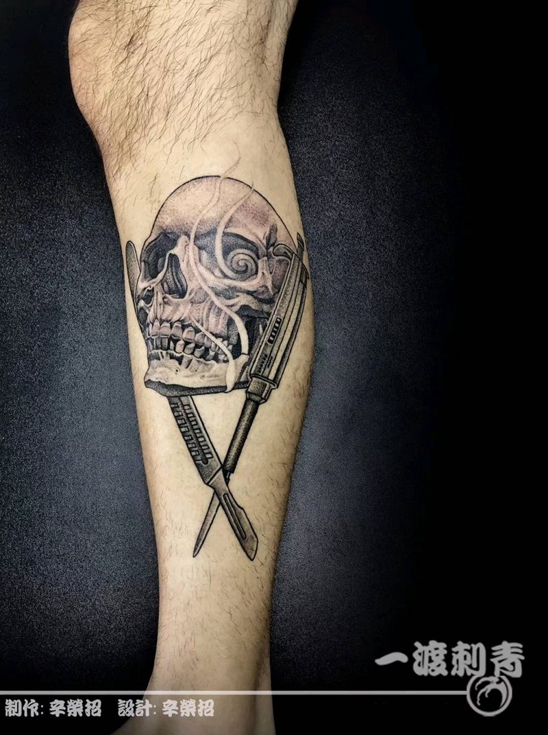 手术刀纹身图片_腿部点刺纹身图案