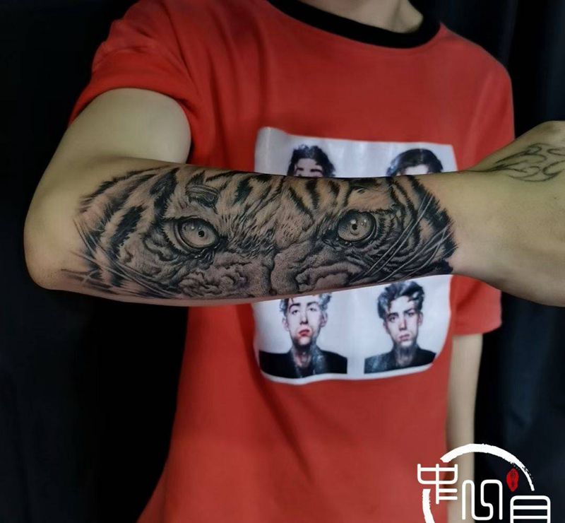 虎眼纹身图片_手臂欧美写实纹身图案