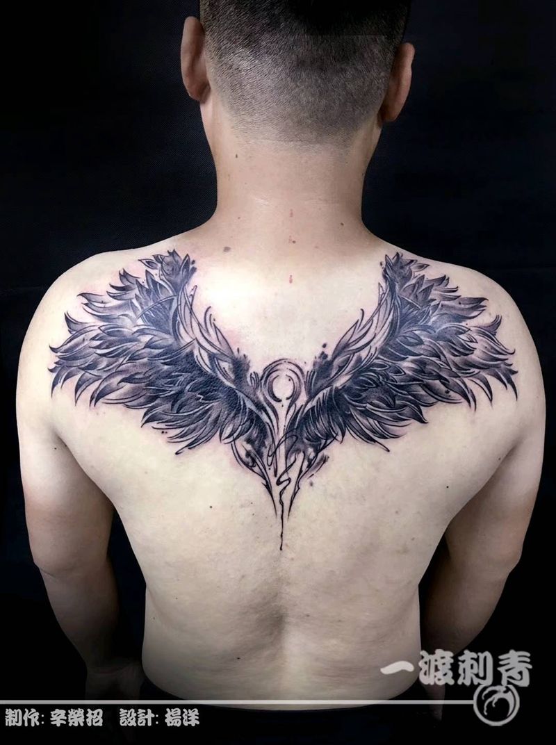 水墨翅膀纹身图片_背部水墨纹身图案