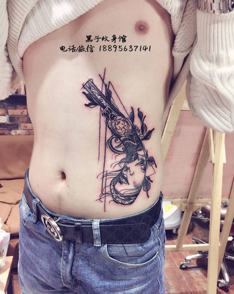 腹枪纹身图片