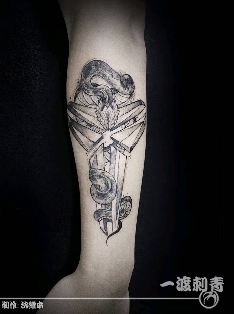 黑曼巴纹身图片_手臂点刺纹身图案