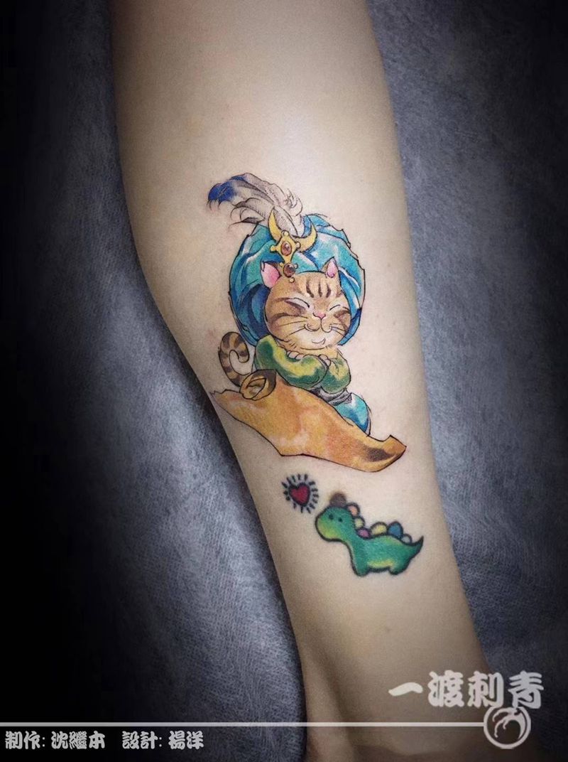 飞毯肉圆纹身图片_腿部水彩纹身图案