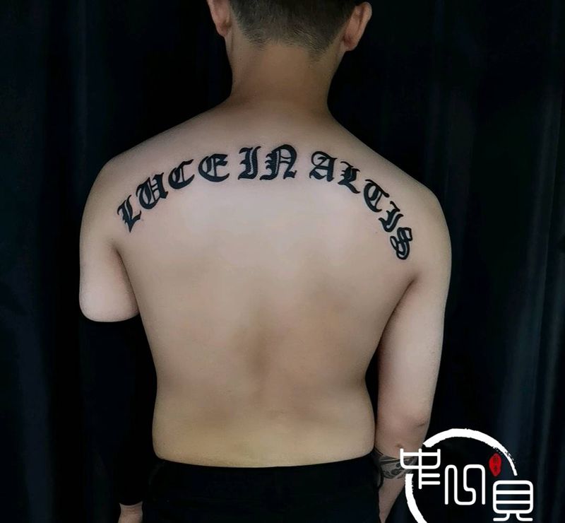 梵文纹身图片_背部纹身图案