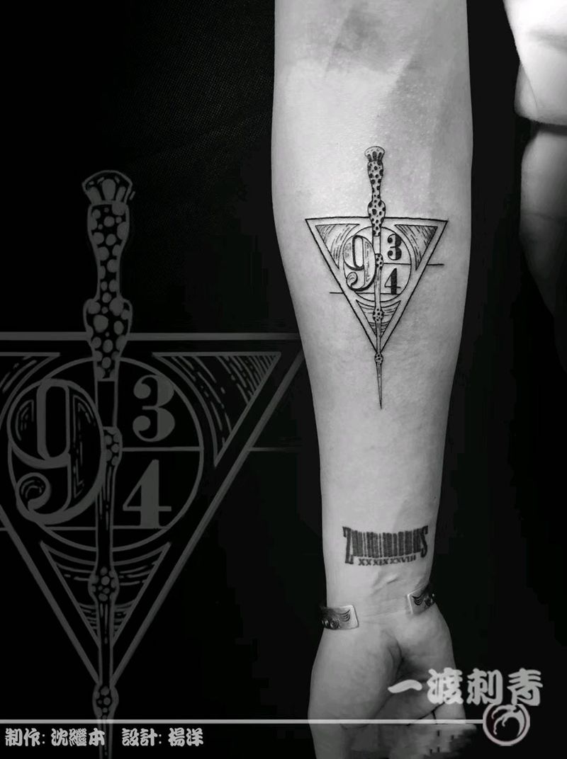 魔杖纹身图片_手臂点刺几何纹身图案