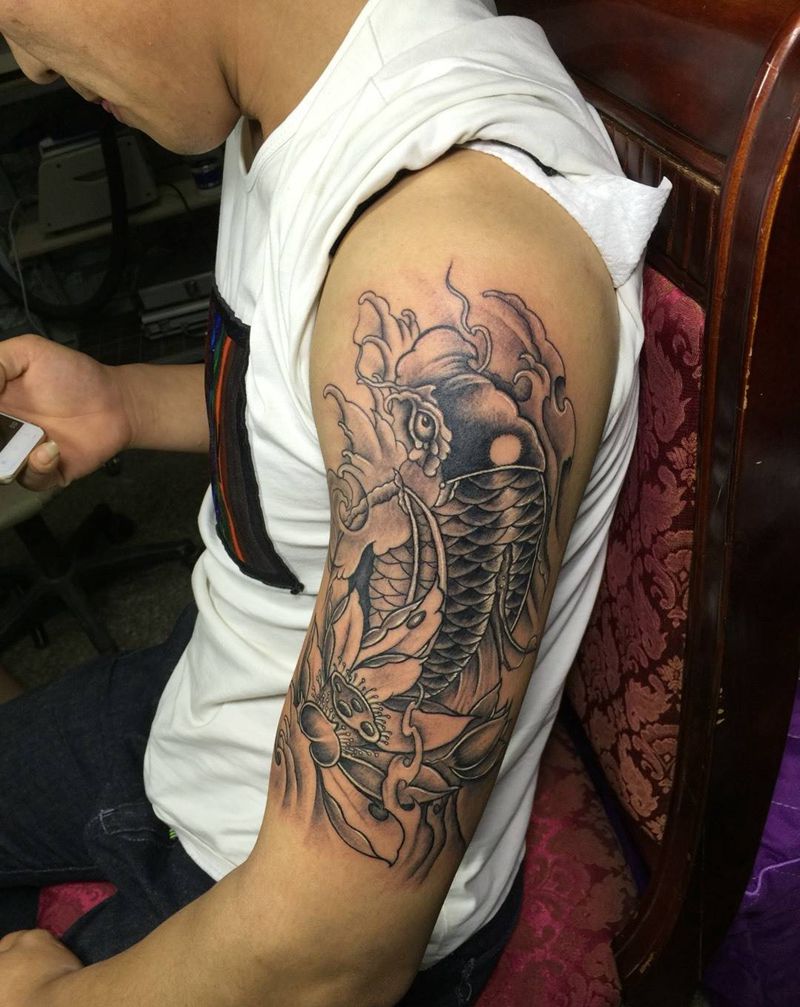 大臂鲤鱼纹身图片