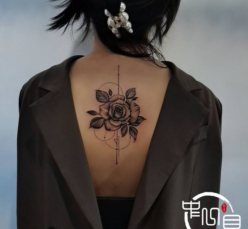 素花纹身图片_背部纹身图案