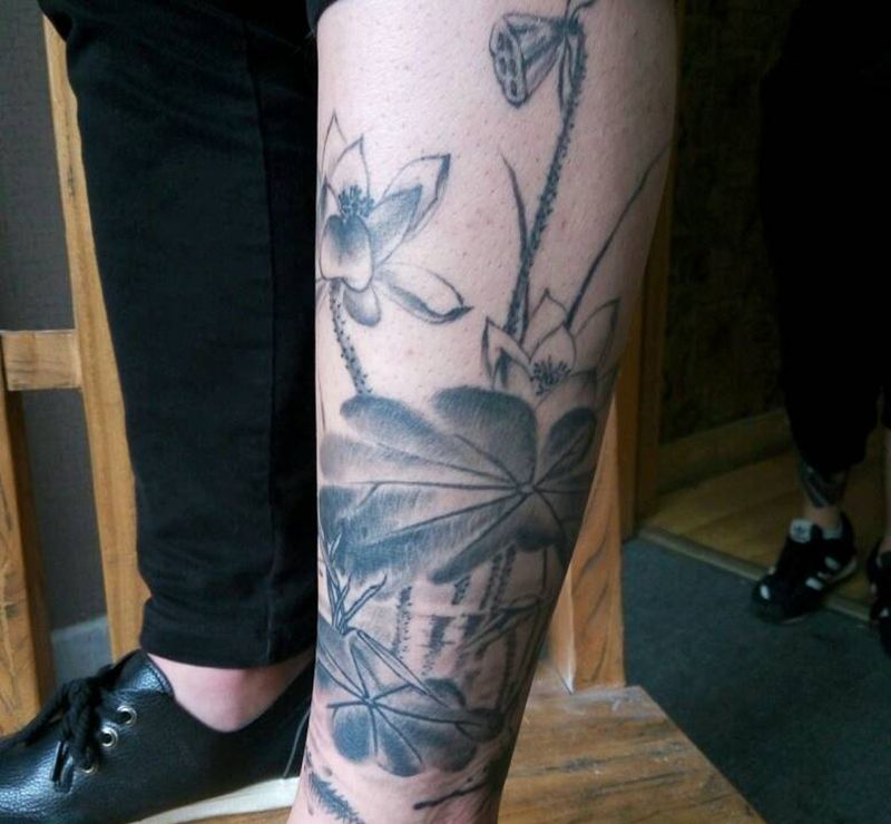 水墨荷花纹身图片_腿部传统国画植物原创成品纹身图案