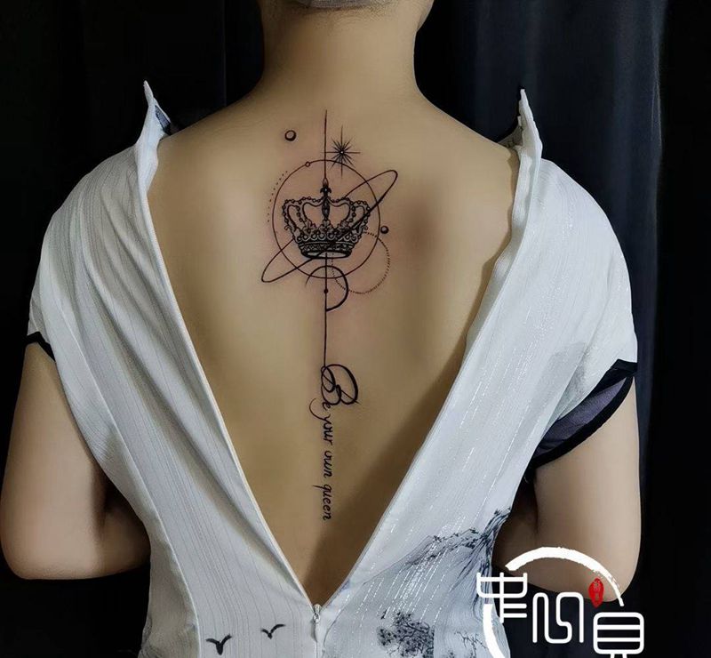 做自己的女王纹身图片_背部纹身图案