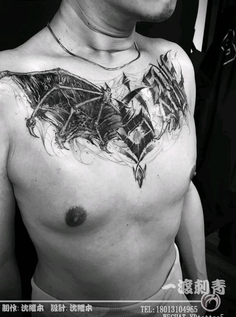 奇卡诺翅膀花胸纹身图片_胸部花体字点刺纹身图案