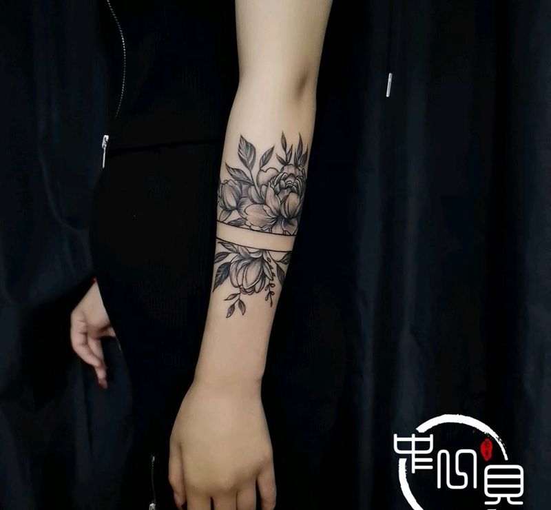 素花臂环纹身图片_手臂纹身图案
