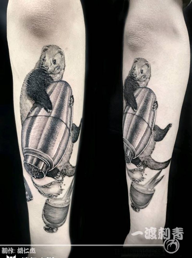 酒壶雪貂纹身图片_手臂点刺欧美写实纹身图案