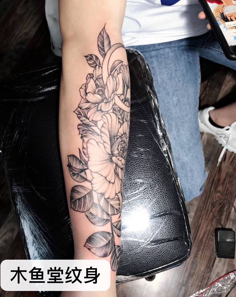 拉丝点花纹身图片_手部新传统点刺纹身图案