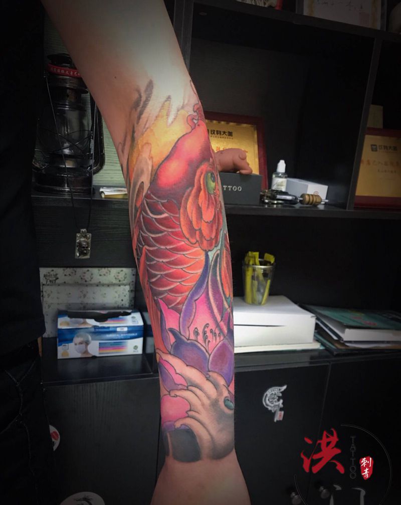 小臂鲤鱼纹身图片_手臂新传统纹身图案