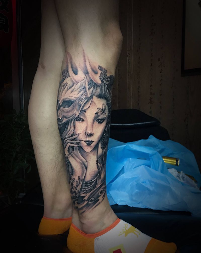 小腿艺伎纹身图片_腿部新传统纹身图案