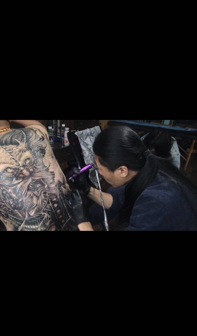 龙行天下纹身图片_背部新传统纹身图案